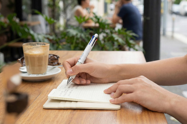 手帳に細かいスケジュールを書き込む0.38mmペンのペン先アップ