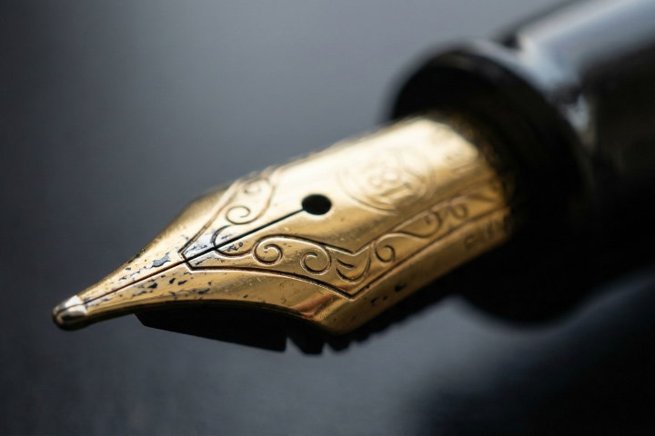 万年筆のペン先（ニブ）の超接写マクロ写真、美しい刻印とペンポイントの形状