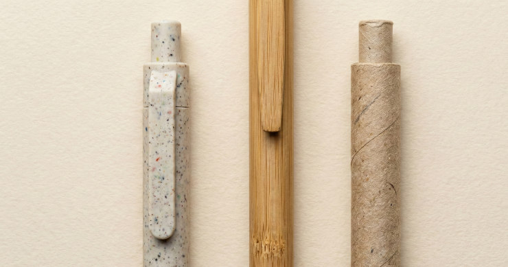 異なる素材（再生プラ、竹、紙など）で作られたボールペンの質感を比較するクローズアップ