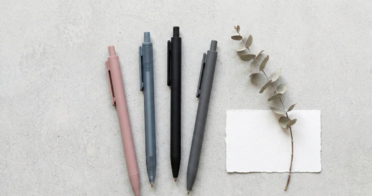 トレンドの「くすみカラー」や「マット素材」のボールペンがおしゃれに並ぶ様子