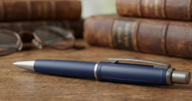 学校名やロゴが入るスペースがある、シンプルで洗練されたボールペンのクローズアップ