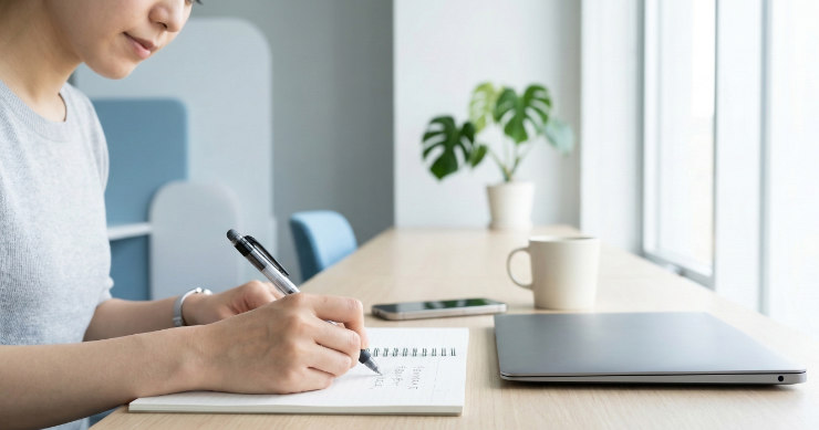 消せるボールペンでノートを書き直すビジネスシーン